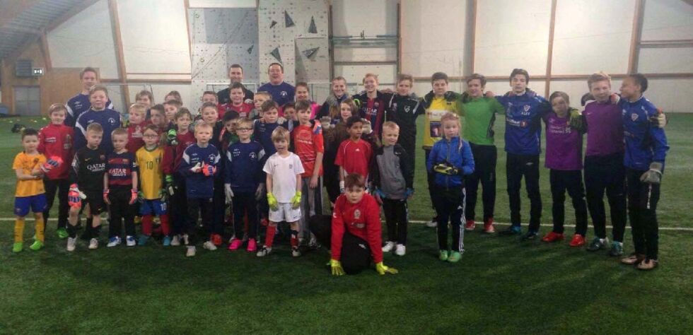 I alt 42 unge fotballkeepere var samlet i Vadsøhallen sist helg for å lære mer om denne noe utsatte rollen på fotballbanen.
 Foto: Privat