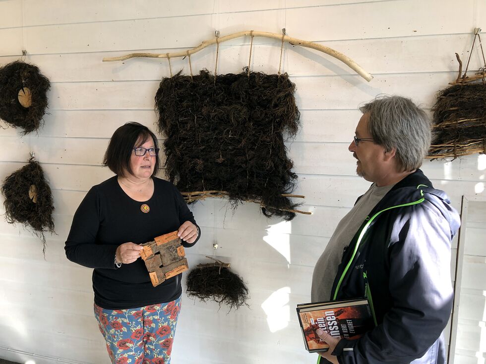 Kunstnersjelen Steinar Andersen var imponert over utstillingen til Anita Silenus. Her får han kunnskap om vannmose fra kunstneren sjøl.
 Foto: Halllgeir Henriksen