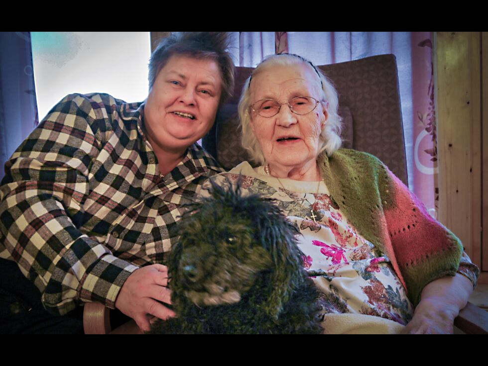 Heidi Johnsen, som Dagny er tante til, er på besøk. Hun har med seg hunden Petra, og det setter Dagny stor pris på.
 Foto: Geir Johansen