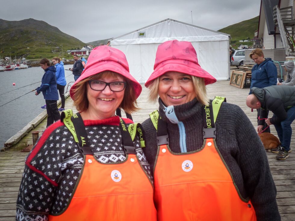 Arrangørene forventer storinnrykk av både utflyttede skarvåginger og av andre – når verdens nordligste bryggefestival avvikles i Skarsvåg denne helga. Bildet er fra fjorårets festival, hvor Siv Trude Johansen (til venstre) og Ruth Hansen var kyndige dommere i fiskekonkurransen.
Foto: Geir Johansen
