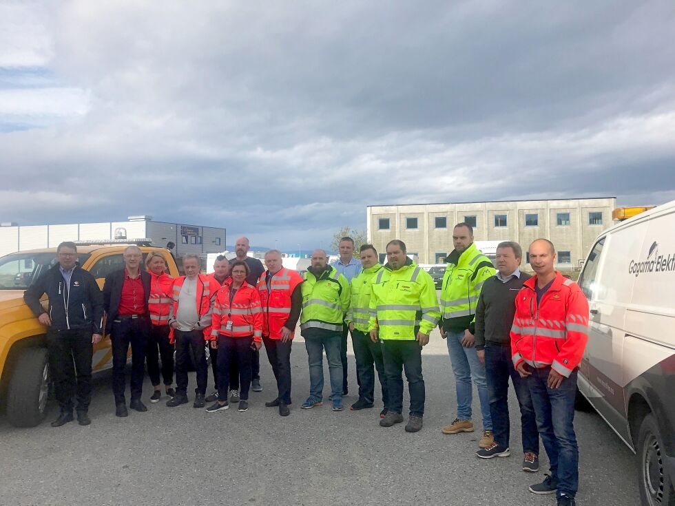 Statens vegvesen med samarbeidspartnere i Finnmark de neste fem årene. Fra venstre Sten Nikodemussen (Mesta Karasjok), Geir Ove Bakken (Finnmark fylkeskommune), Marit Slungård, Torvald Tretteskog og Kurt Mørk Eriksen (Statens vegvesen), Dag Hansen (Mesta), avdelingsdirektør Bjørg Anita Joki, regionvegsjef Torbjørn Naimak, Geir Ådne Kristoffersen (Varanger Kraft Entreprenør), Alexander Myrseth, Stig Gunnar Lyngmo og Jøran Ostad-Pettersen (Gagama Elektro), Arnfinn Menyjærvi (Varanger Kraft Entreprenør) og Helge Mathisen (Statens vegvesen).
 Foto: Rita Heitmann