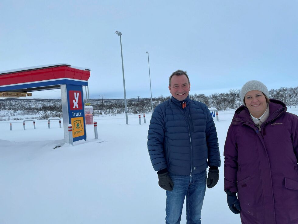 Varaordfører Odd Erik Solbakk og ordfører Helga Pedersen er superfornøyde med å få den tunge etableringen til Tana.
 Foto: Birgitte Wisur Olsen