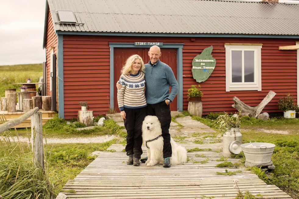Anne Sivertsen og Olaf Bull satser på å skape en alternativ form for turisme gjennom å ta i bruk natur og historie på Tamsøya. Hunden Mikko er god følgesvenn på mange av turene rundt om på øya.
 Foto: Marie Louise Somby