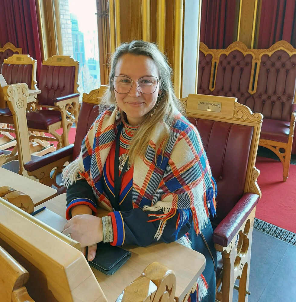 Hilde Marie Gaebpie Danielsen (SV) på taburetten sin i stortingssalen, når hun er inne som vararepresentant for SV i Sør-Trøndelag.
 Foto: Mikkel Berg-Nordlie