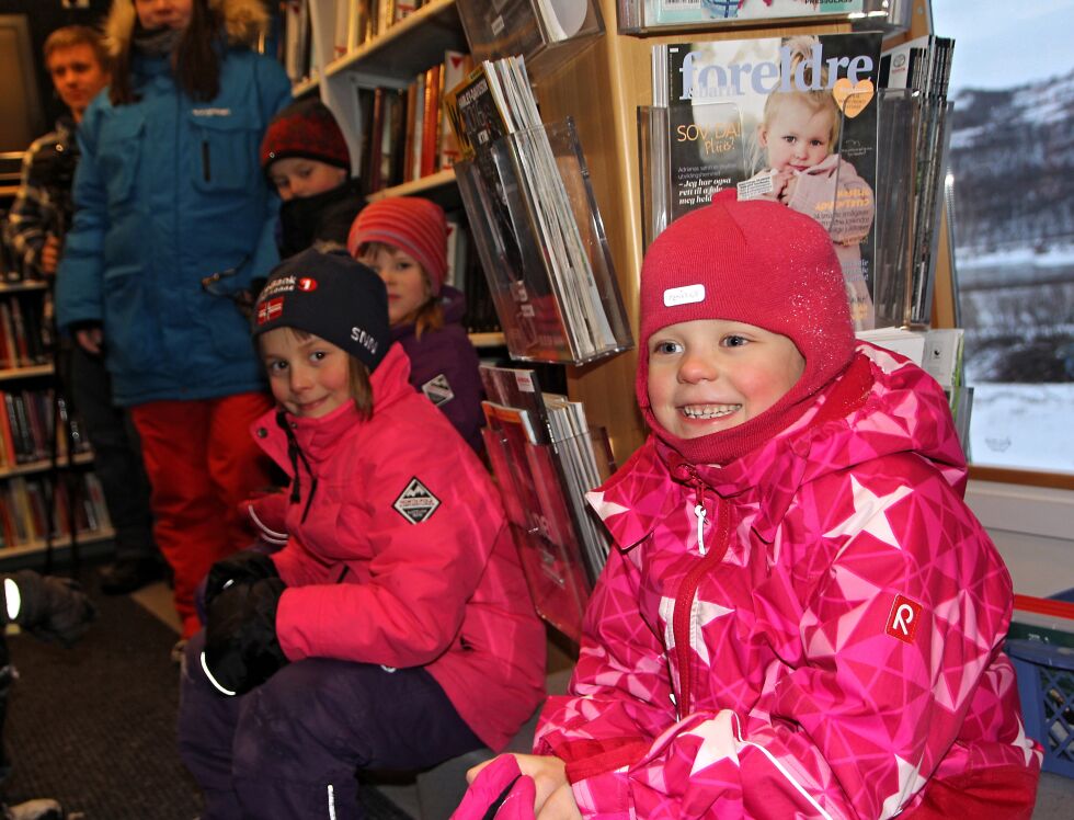 Sirbma skoles elever levde seg helt med i fortellinga og var ivrig med å hjelpe heksa der det trengtes.
 Foto: Bokbussen