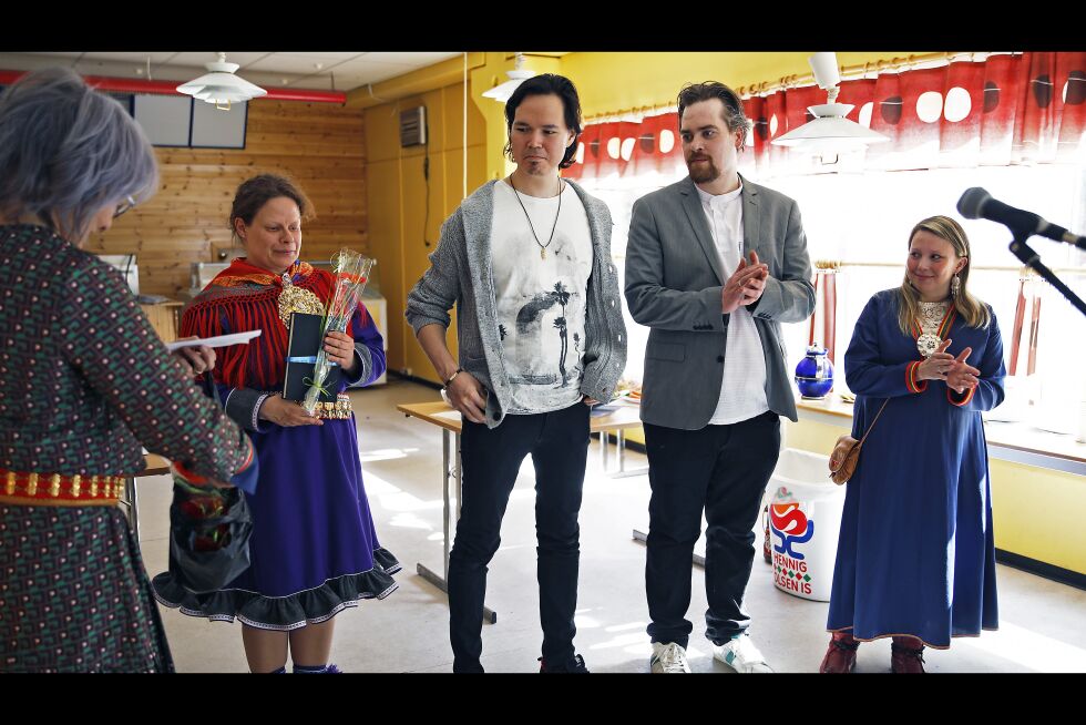 Elevene ved Kunstskolen i Karasjok mottok blomster og en liten gave fra Annelise Josefsen under semesterutstillingen sin. Fra venstre Inga Marie Risvik, Benjamin Broberg, Kenneth Peder Buljo Mortensen og June Gerd Annmette Johnsen
 Foto: June  Helén Bjørnback