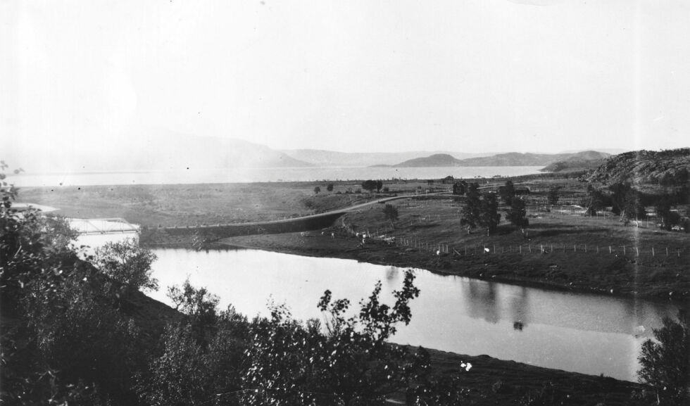 Brennelv bru i 1926, fotografert av Samuli Paulaharju som besøkte Porsanger i 1926 og 1934.
 Foto: Museiverket, Helsinki