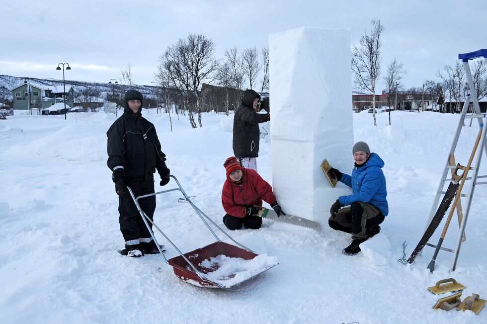 I full gang med å lage sneskulpturer til Tana vinterfestival og Finnmarksløpet, fra venstre: Stein Are Kollstrøm, prosjektleder Hilly Sarre, Tor Aleksander Walle og Ken Roar Kaspersen.
 Foto: Tom Hardy