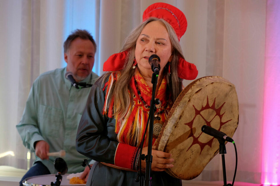 Mari Boine tar hjem gjev pris.
 Foto: Bjørn Hildonen