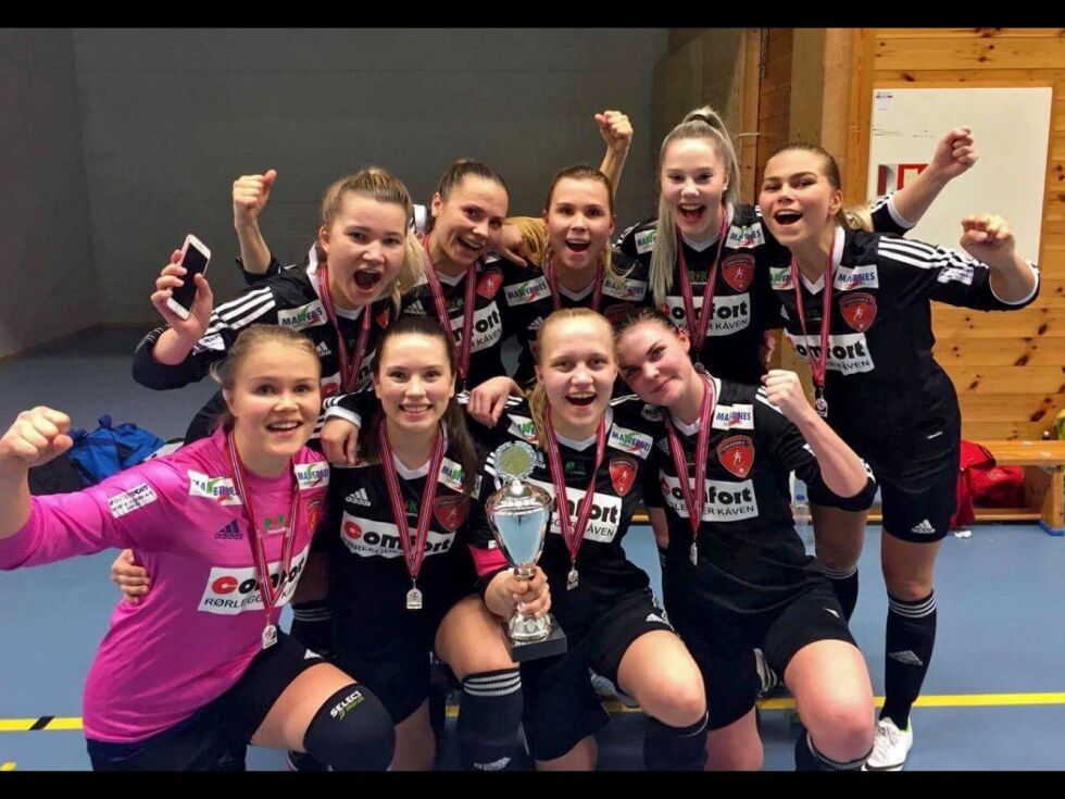 Fra venstre oppe: Lise Kathrine Guttorm, Kamilla Høybakken, Malin Berg Olsen, Maiken Johnsen Utsi, Julie Jenssen.
Fra venstre nede: Susanne Malen Kvingedal, Danielle Høybakken, Johanne Borch og Karoline Natalie Nilssen.
 Foto: PIL