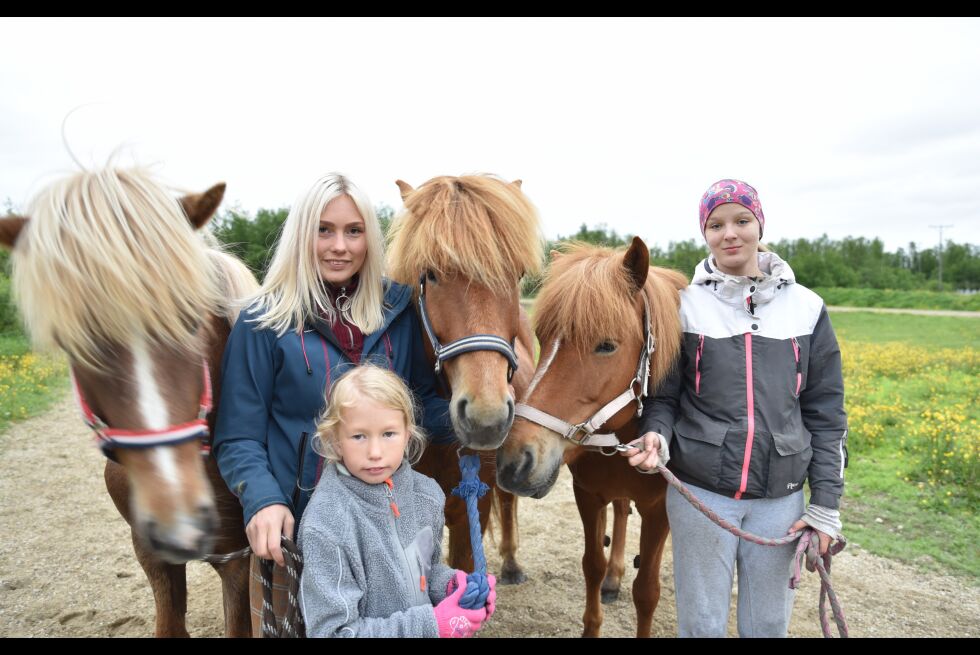 På ovalbanen (fra venstre) står islandshesten Birta (8) fra Saarela, Björk Valnes Atladottir (23), Sofie Agneta (9), islandshesten Solon (5) fra Eyrarbakka og islandshesten Fró (14) fra Saarela og Aleksandra Murawska (14).
 Foto: Kristin Antonie Humstad