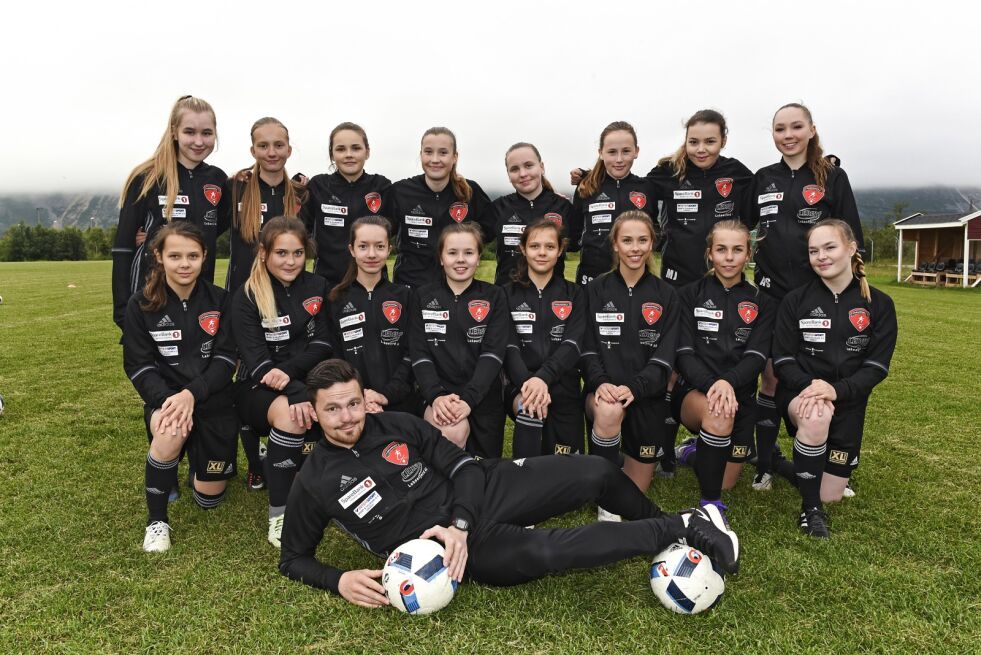 Porsanger IL kom til 32-delsfinalen i A-sluttspillet under Norway Cup. På fredag reiser de hjem fra Oslo, en erfaring rikere og klar for å spille fotball i Finnmark. Bak fra venstre: Ronja Jensen, Julia Strifeldt, Kristine Kuivalainen, Benedicte Nikoma, Hannah Hoven, Sofie Skogen, Michelle Johansen, Alexandra Salamonsen, foran fra venstre: Celine Rolstad Johnsen, Nicole Artyomenko, Hedda Strand, Sara Gaup, June Rolstad Johnsen, Maria Pedersen, Kristin Hansen og Ine Anti. Foran ligger trener Sindre Masternes.
 Foto: Sigurd Schanke