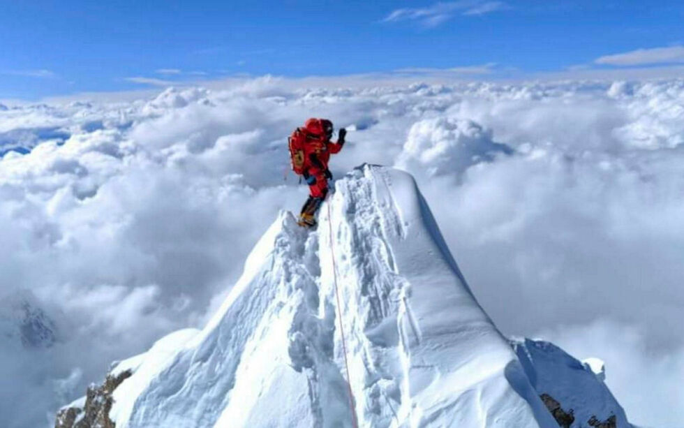 Kristin Harila nådde toppen av Manaslu (8.156 moh.) etter en svært krevende tur der den siste etappe tok hele 19 timer. Nå må 36-åringen legge om planene om hun ikke får de nødvendige tillatelser fra kinesiske myndigheter.