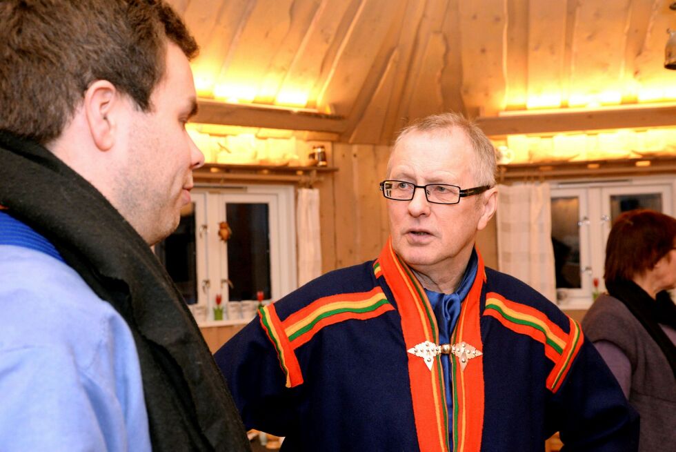 Ing­olf Kvan­dahl, her i sam­ta­le med same­tings­råd Mik­kel Es­kil Mik­kel­sen. Foto: Stei­nar Sol­aas