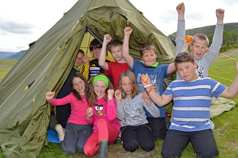 Risten Rajala Lautz, Marianne Saltvik Smelror, Amalie Olsen, Michael Dervola, Chris Magnus Johnsen, Mathias Olsen, Christer Dervola, Titas Skucas og Nora Länsman koste seg på friluftsskolen i naturskjønne omgivelser i Austertana.
 Foto: Hans-Petter Tapio
