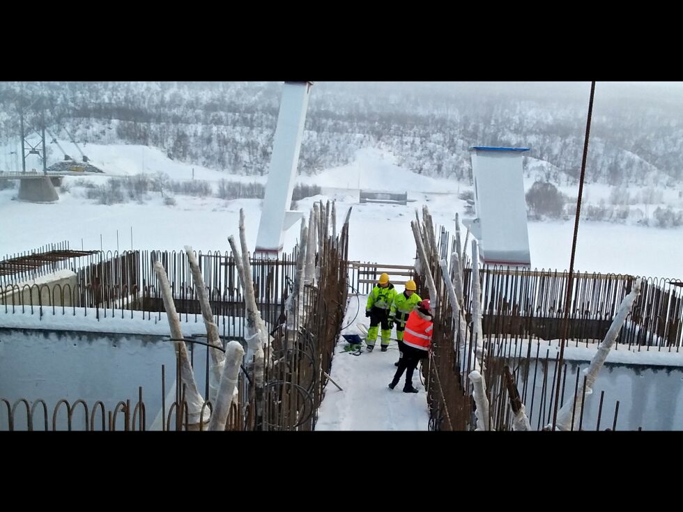Det jobbes ufortrødent videre med den nye brua over Tanaelva. Over påske vil det bli enda mer aktivitet når stålelementene skal monteres.
 Foto: Statens vegvesen
