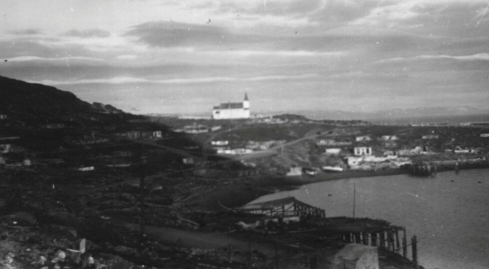 Til høsten går flere i Nordkapp sammen om å markere at det er 80 år siden tvangsevakueringen av folk i Finnmark og Nord-Troms. Kirka var eneste bygg som sto igjen etter tyskernes nedbrenning i Honningsvåg.
 Foto: Andreas Bentsen/Museene for kystkultur og gjenreisning i Finnmark IKS
