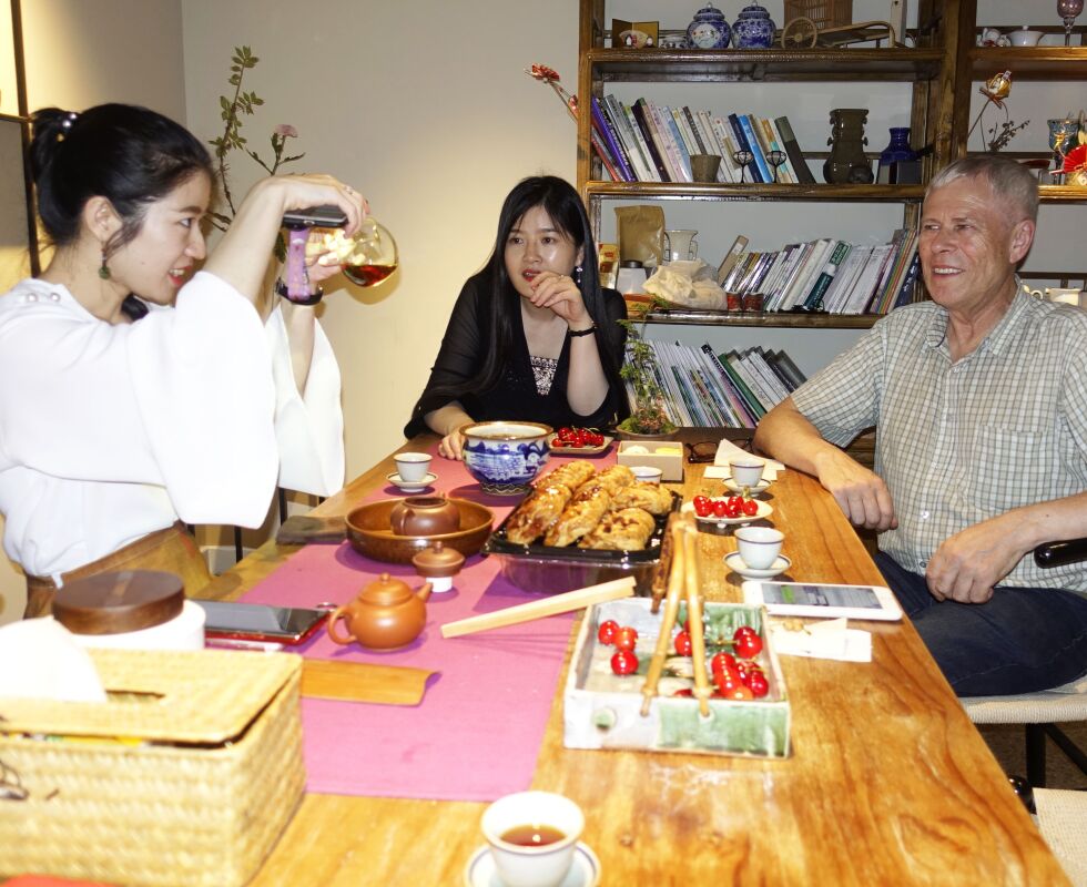 Bildet er fra et vennskapsbesøk til Kina og Shenzen i juni. Der traff blant andre Svein-Harald Robertsen noen av te-kunstnerne som kommer til festivalen i Berlevåg.
 Foto: Privat