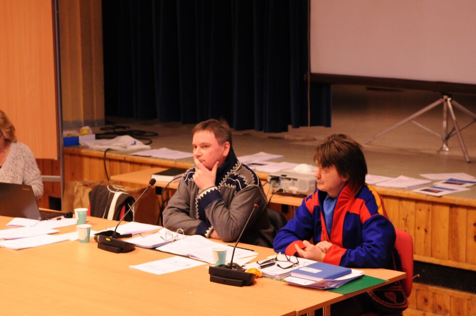 Ordfører Svein Somby (AP) og varaordfører John Nystad (SfP) stengte møtet i Karasjok kommunestyre uten lovhenvisning.
 Foto: Stein Torger Svala