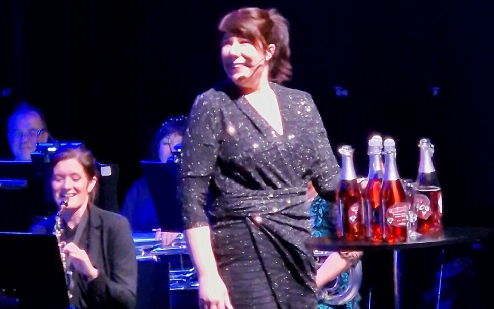 Konferansier Marit Jacobsen klar til «Champagnegaloppen».
 Foto: Hill Haga
