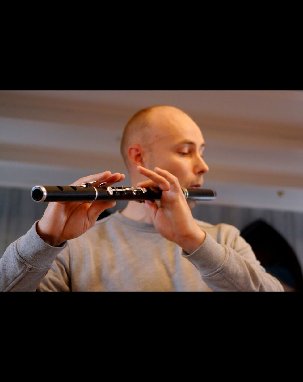 Sigmund Lindkvist spilte irsk musikk på sin fløyte under utstillingsåpningen
 Foto: Geir Johansen