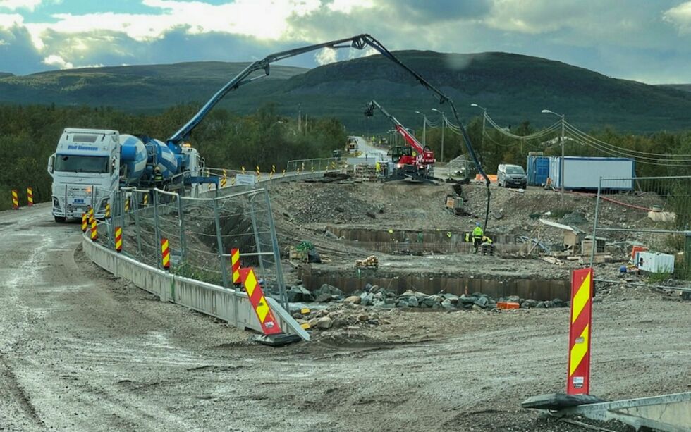 Arbeidet med bygging av ny bru på fylkesvei 98 over Šuoššjohka i Kunes pågår for fullt.
 Foto: Helge Ovanger