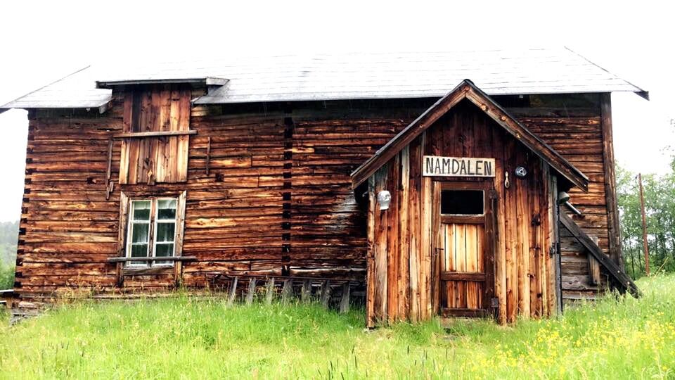 Namdalen gård, som eies av Varanger museum, på Langfjordvannets østside, kan se praktfull ut på langt hold, men ifølge Bente Erlinger Karlsen står det nå bare og forfaller.
 Foto: Bente Erdinger Karlsen