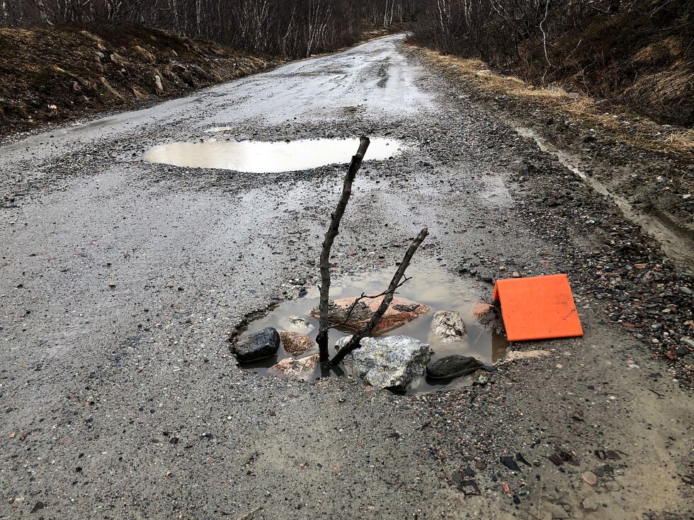 Som vanlig på denne tida er Ishavsveien i dårlig stand. Her ser vi et parti der grusen er vaska bort helt, og store steiner dukker frem.
 Foto: Hallgeir Henriksen