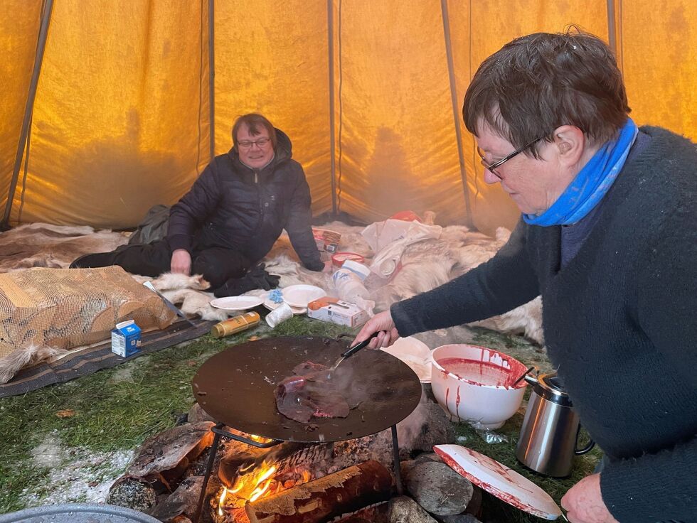 Inga Ballari har dreisen på steikingen av blodpannekaker, mens Sverre Porsanger venter på å bli servert.
 Foto: Birgitte Wisur Olsen