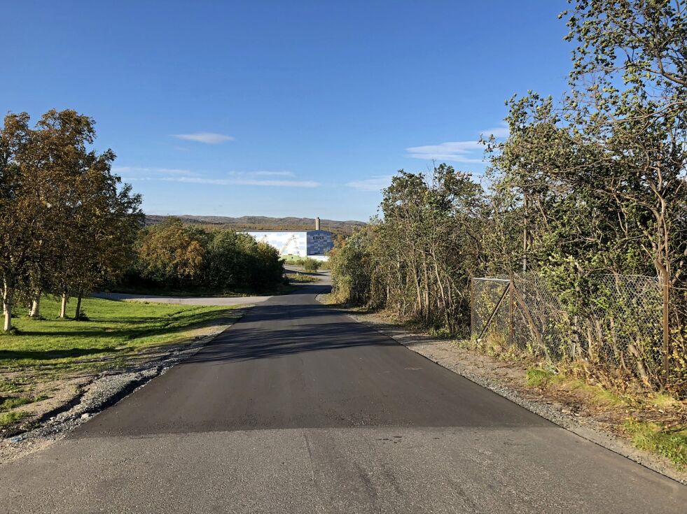 Rundt 150 meter asfalt i den svært lite brukte Verksbakken, like før målgang på Sydvaranger-området, fikk ny asfalt like for sykkelrittet ARN.
 Foto: Hallgeir Henriksen