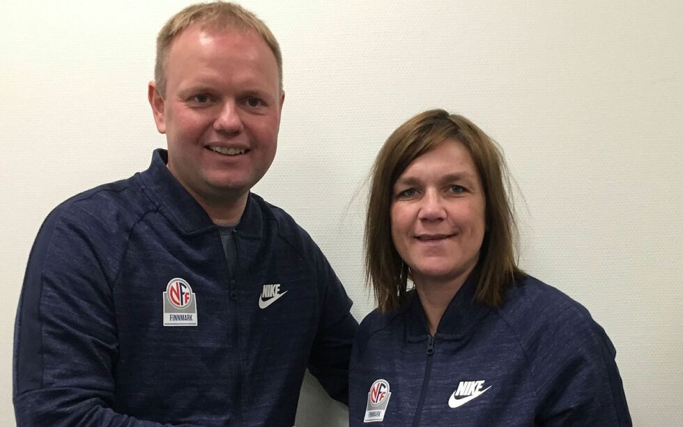 Lise Lot­te Lund Mart­nes, her sam­men med dag­lig le­der i Finn­mark Fot­ball­krets, Roger Fin­jord, slut­ter i fot­ball­kret­sen til for­del for jobb i Alta kom­mu­ne. Foto: FFK