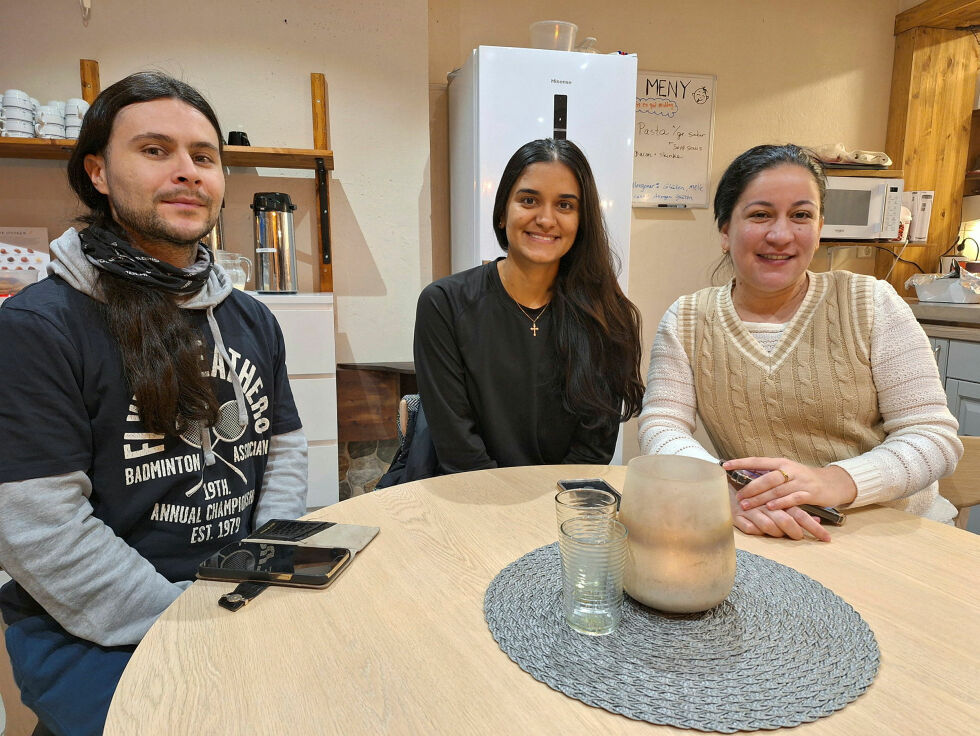 Vennene Juan Sebastian Magia fra Colombia, Rosangei Gòmez fra Venezuela og Ausdrey Benavidez fra Colombia trives på Kafé-Ro.
 Foto: Bente Strømodden