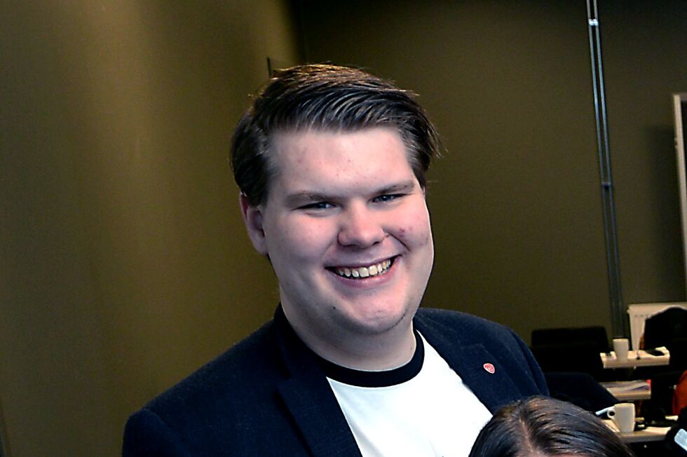 Eivind Yrjan Stamnes siterer kong Olav, på sørsamisk, når han avviser Elevorgnisasjonen sitt forslag.
 Foto: Steinar Solaas