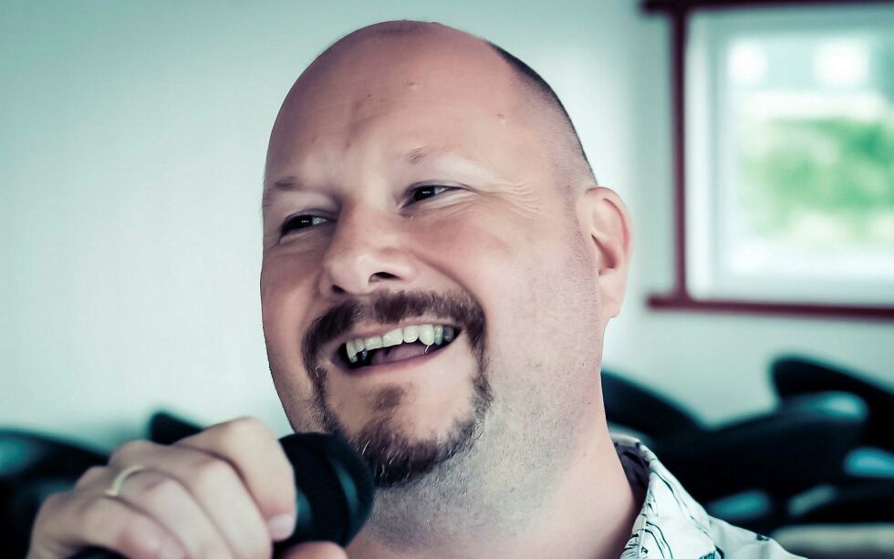 Ken-Thomas har sterkt svekket syn, som gjør at han bruker hvit stokk. Han forteller gjerne en god vits om situasjoner som har oppstått som følge av hans synshemming. Foto: Privat