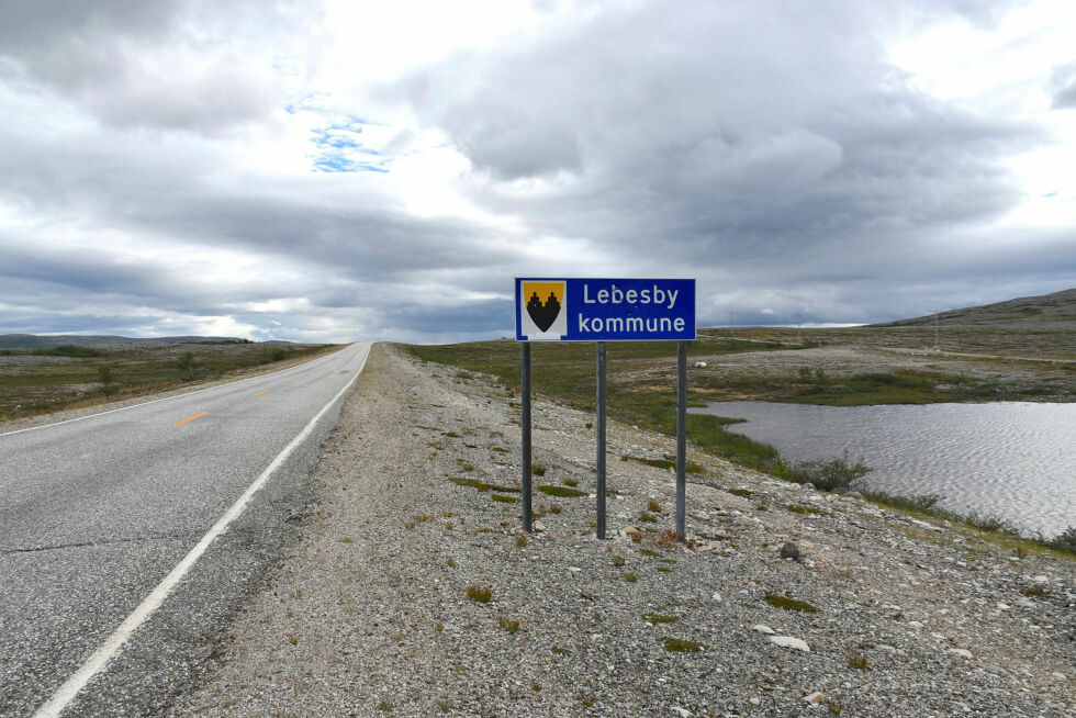 Etter mange mil skal det bli godt å komme frem til lokalmat på Nordkyn. Her passerer vi mot Lebesby fra Porsanger.
 Foto: Lova Vassli Hilanmo