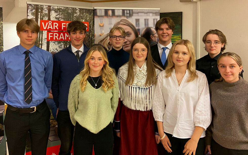 Dette er det nye styret i Porsanger AUF: 
Øverst fra venstre: Leonhard Mathiesen, Aron Schaanning, Alexander Baden, Magnus Vassvik, Alex Haugli Norderval. Nederst fra venstre: Lily Kuznetsova, Ane Haugli Norderval, Natalia Luma, Anette Øvervold. Ikke til stede: Thomas Nicolaisen.
 Foto: Porsanger AUF