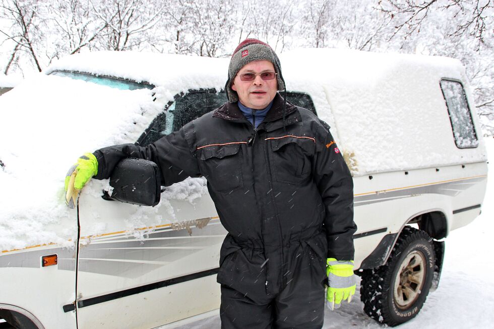Etter å ha brukt mer enn et halvt døgn fra Havøysund og hjem til Vestre Jakobselv, vurderer Tom Kandola å ta bilen med seg når han drar vestover igjen.
 Foto: Torbjørn Ittelin