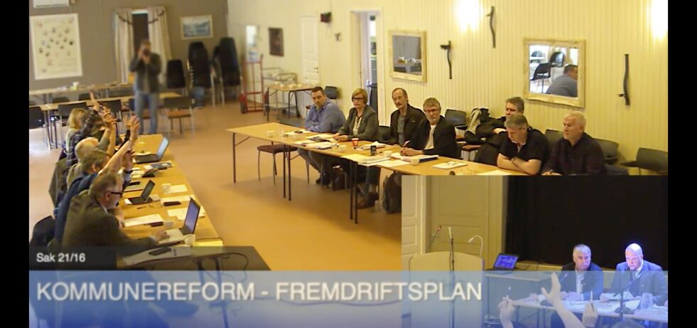 Her blir det avgjort. 11 representanter stemmer for forslaget om at Tysfjord skal bestå som egen kommune.
 Foto: Skjermbilde fra Tysfjord kommunes web-overføring fra kommunestyremøtet
