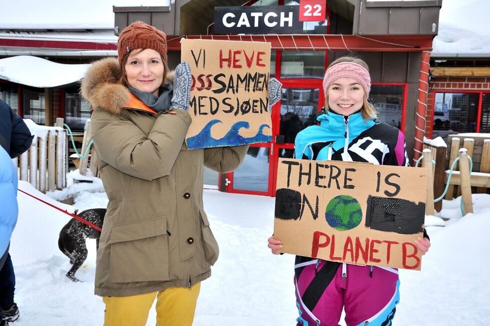 Mona Tau Isaksen og Eline Isaksen representerer seg selv under demonstrasjon mot gruve-dumping i Repparfjorden. – Vi kommer hjemmefra!, svarer mor og datter, som bor i naturskjønne omgivelser i Tverrelvdalen i Alta. Der har de fikset hjemmelagde plakater, med klar beskjed om ar vi ikke har noen planet i reserve. 		       (Foto: Rita Heitmann)
 Foto: Rita Heitmann