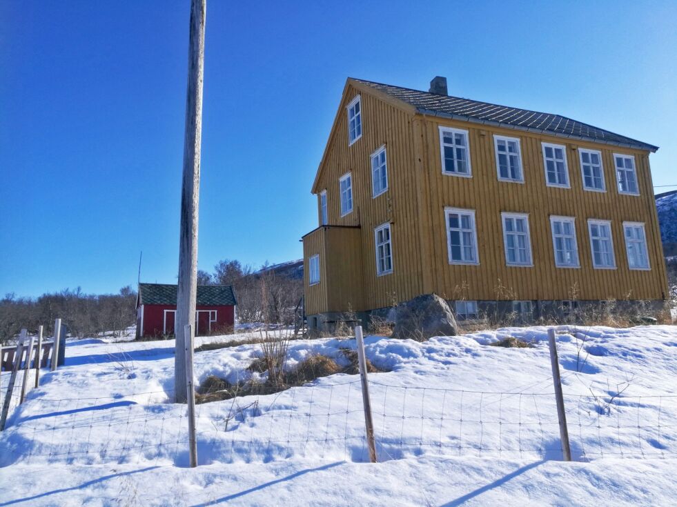 Skoleinternatet i Gárgogeah&#269;i vil nå bli lagt ut for salg har kommunestyret besluttet.
 Foto: Erik Brenli