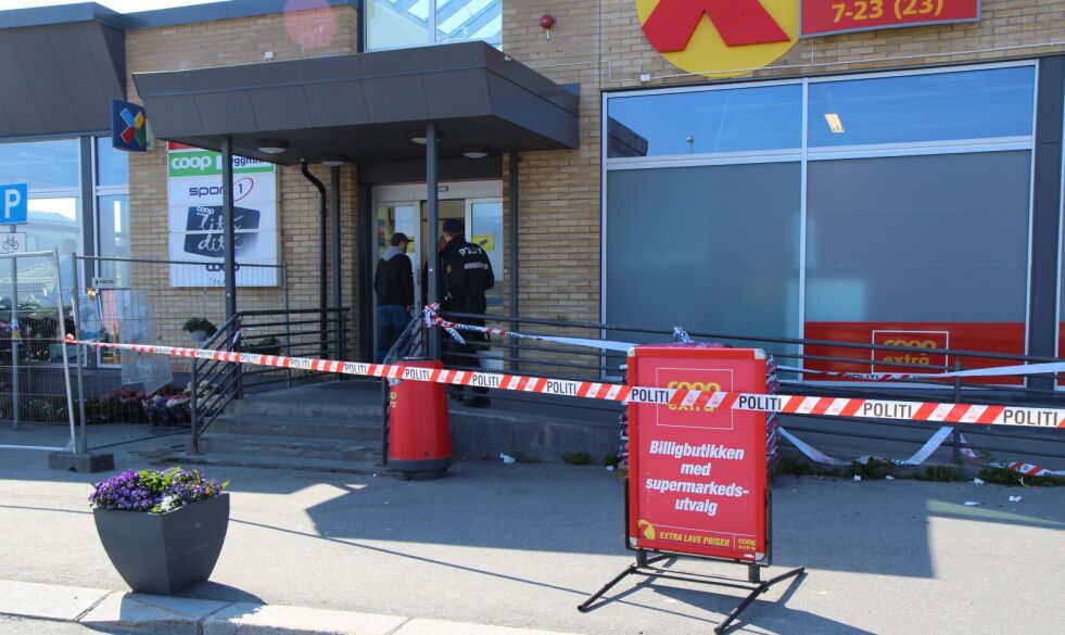ETTERFORSKNING: Politiet har hatt etterforskere på Coop-butikken store deler av søndagen.
 Foto: Torbjørn Ittelin