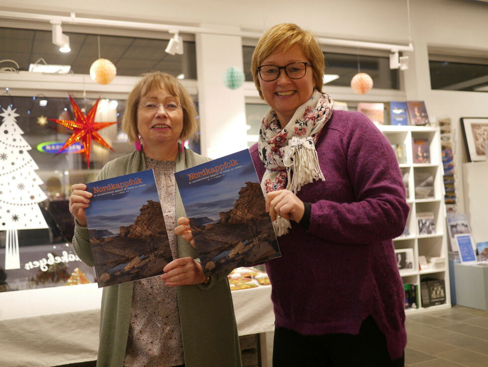 Marit Tjernstad (til venstre) og Heidi Holmgren er stolte over å kunne presentere en ny utgave av det kulturhistoriske magasinet «Nordkappfolk».
 Foto: Geir Johansen