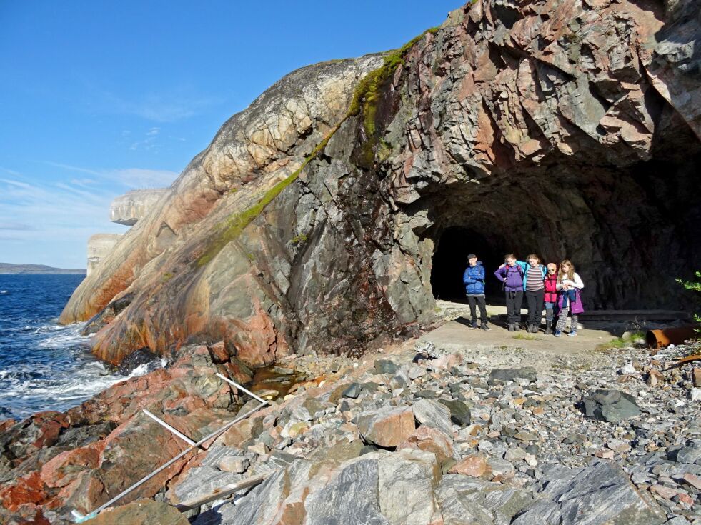 Torpedoanlegget på Rødberget var målet for en dagstur for elvene i sjette og sjuende klasse på Bøkfjord skole sist mandag.
 Foto: Grethe Skauge