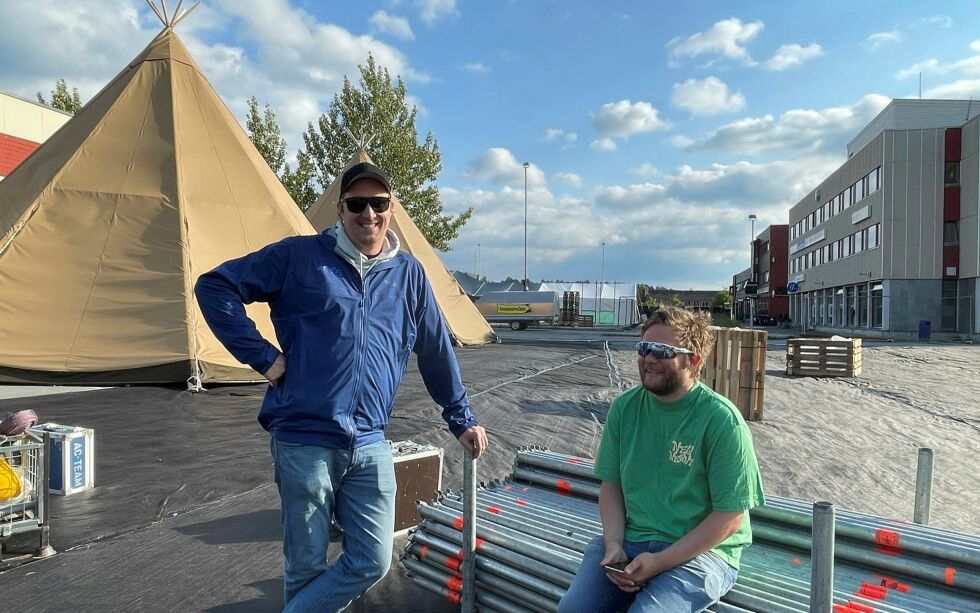 Fes­ti­val­sjef Tor­geir Eke­land og pro­du­sent Kris­tof­fer Leis­tad er begge fast ansatt i Alta Live, og møter opp tidlig morgen i Alta sen­trum, par dag­er før fes­ti­val­start. Mens de fri­vil­lige er for­ven­tet å dukke opp utover dag­en.
Opprigg har gått bra så langt, og de gleder seg til al­le kon­sert­ene. – Jeg tror vi har truf­fet, sier Eke­land om musikk­utval­get.
 Foto: Rita Heitmann