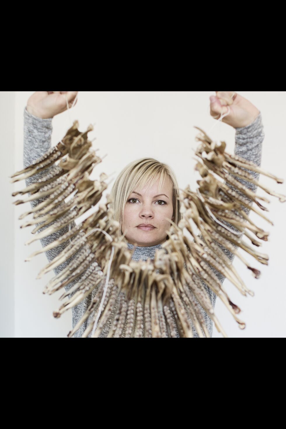 Máret Ánne Sara har lagd sin første smykkekolleksjon. Den er laget av reinhodene av hennes forrige kunstverk.
 Foto: Marie Louise Somby
