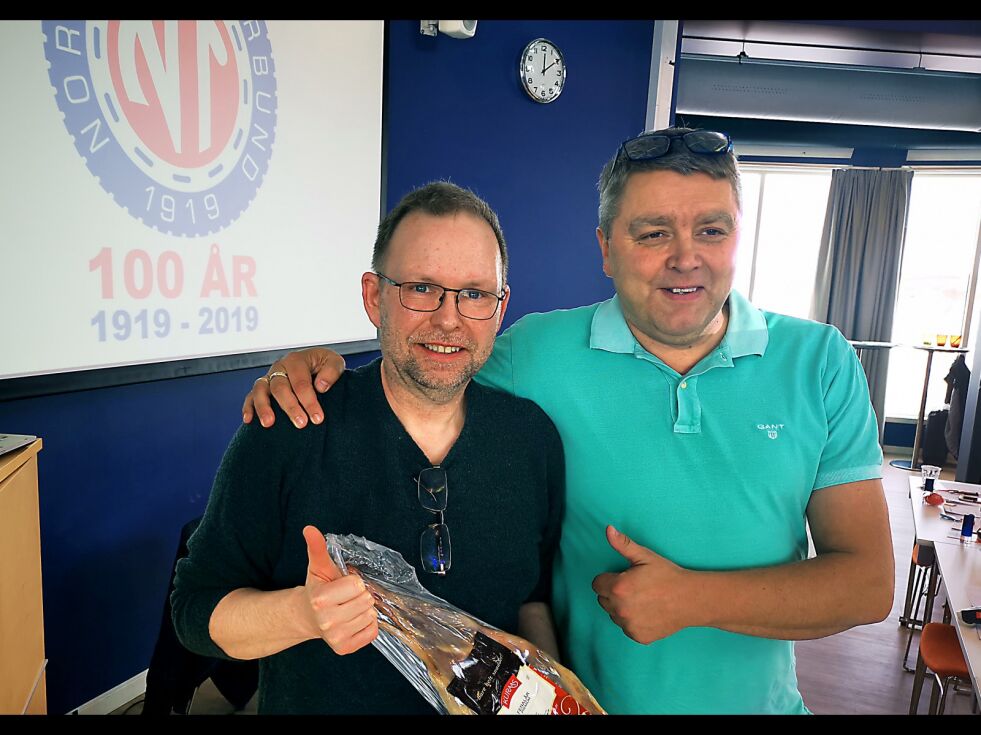 Stein Tore Sivertsen (til venstre) fra Neiden ble nylig kåret til «Årets drosjesjåfør» av Finnmark Taxiforening. Her sammen med leder i Finnmark Taxi, Bjørn Erik Mikkola.
 Foto: Privat