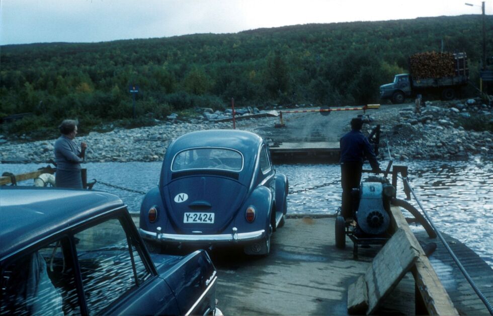 I rundt 15 år gikk det fer­ge over Tanaelva ved Ut­sjo­ki. Den ble mye brukt etter­hvert som det ble van­li­ge­re å dra til Nord-Fin­land på fe­rie for østfinnmarkinger. Foto: Kris­tin Meg­ge­læ