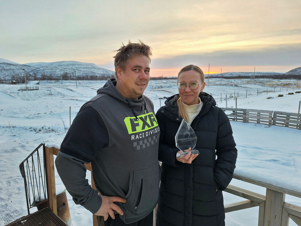 Morten Blien og Kristin Soini er fornøyde med en høythengende utmerkelse for Holmfjell arena.
 Foto: Torbjørn Monsen