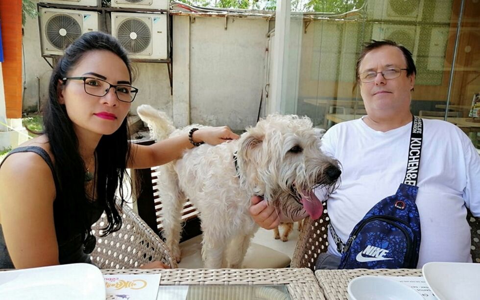Marilou Elcamel Obena og ektemannen Knut Bjørnar Knutsen skal starte spisested i Olderfjordkrysset. Her sammen med hunden Leewie på Filippinene.
 Foto: Privat