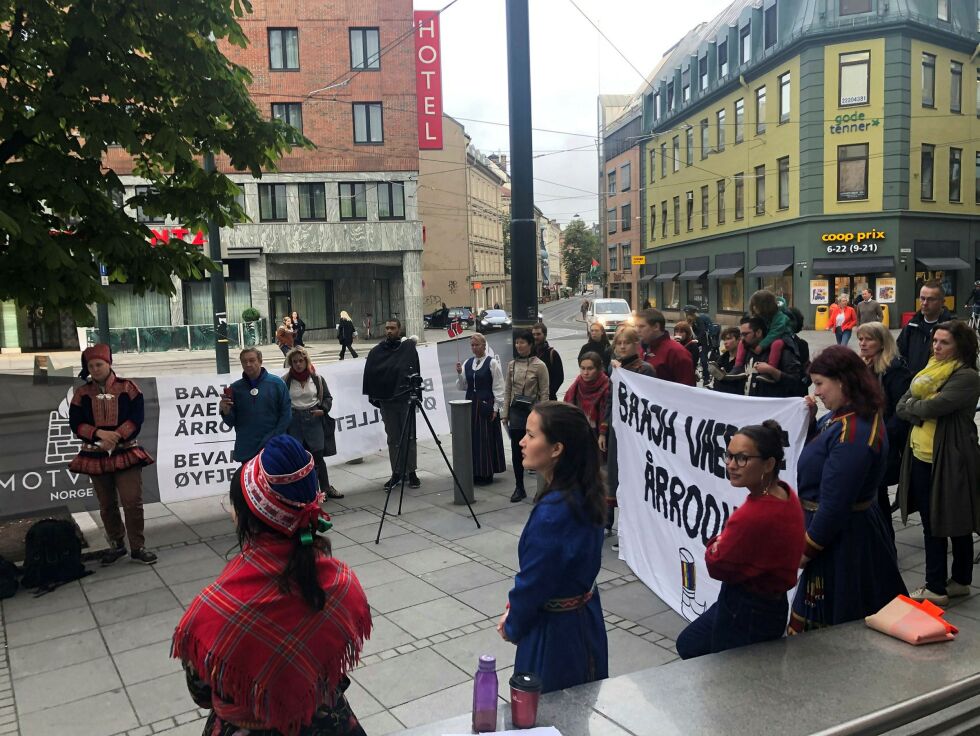 Mange møtte opp utenfor Oslo tinghus for å vise sin støtte til Jillen Njaarke. Foto: Hannah Persen